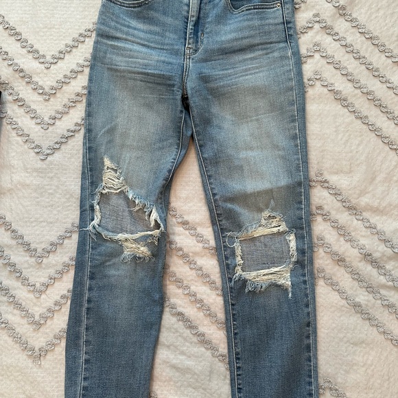Levi's Light Blue Distressed Ankle Jeans - Picture 1 of 3
